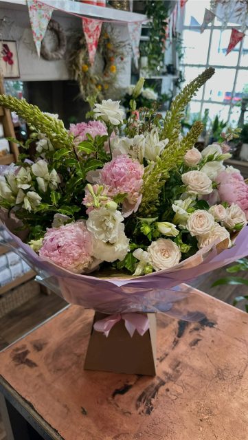 In the words of Miley, I can buy myself flowers💁🏼‍♀️🌸🌿

#selflove #treatyourself #flowers #flowershop #fyp