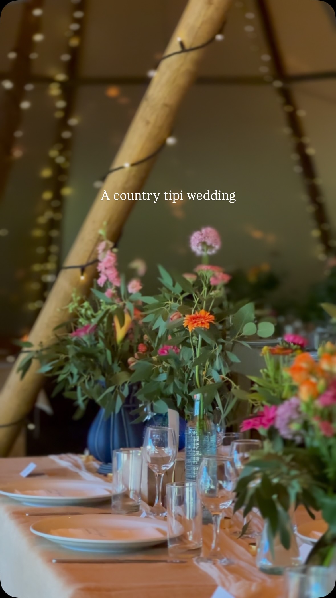 Our first time decorating @lodgefarm_events beautiful tipi with flowers🌿

#tipi #wedding #weddingflorist #countryweddings #fyp