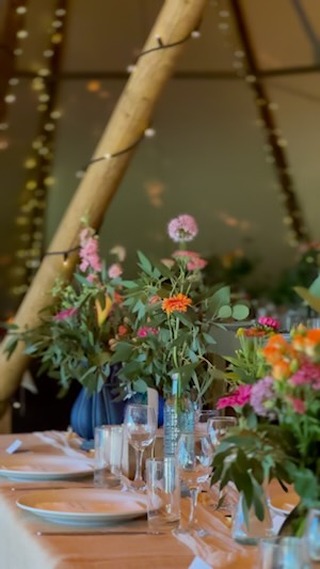 Tipi weddings are the ultimate countryside venue🌿

#tipi #wedding #weddingflorist #countryweddings #fyp