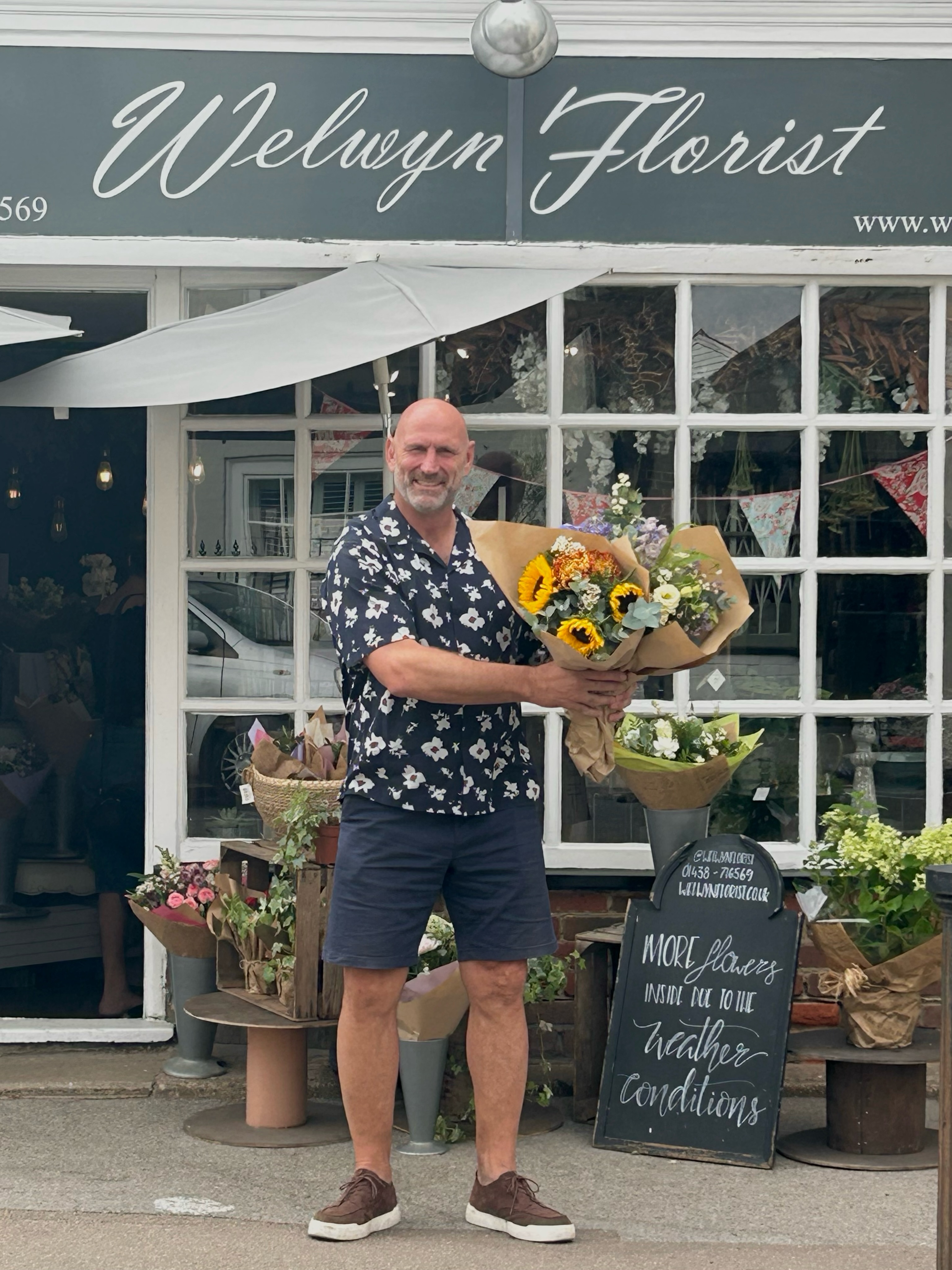 We’ve had the pleasure of creating beautiful bouquets for this rugby legend, @lawrence_dallaglio (or as we know him, Ziggy’s Dad🐶)
Usually accompanied by his lovely partner and their gorgeous 10-month-old golden retriever, Ziggy! 🐾💛