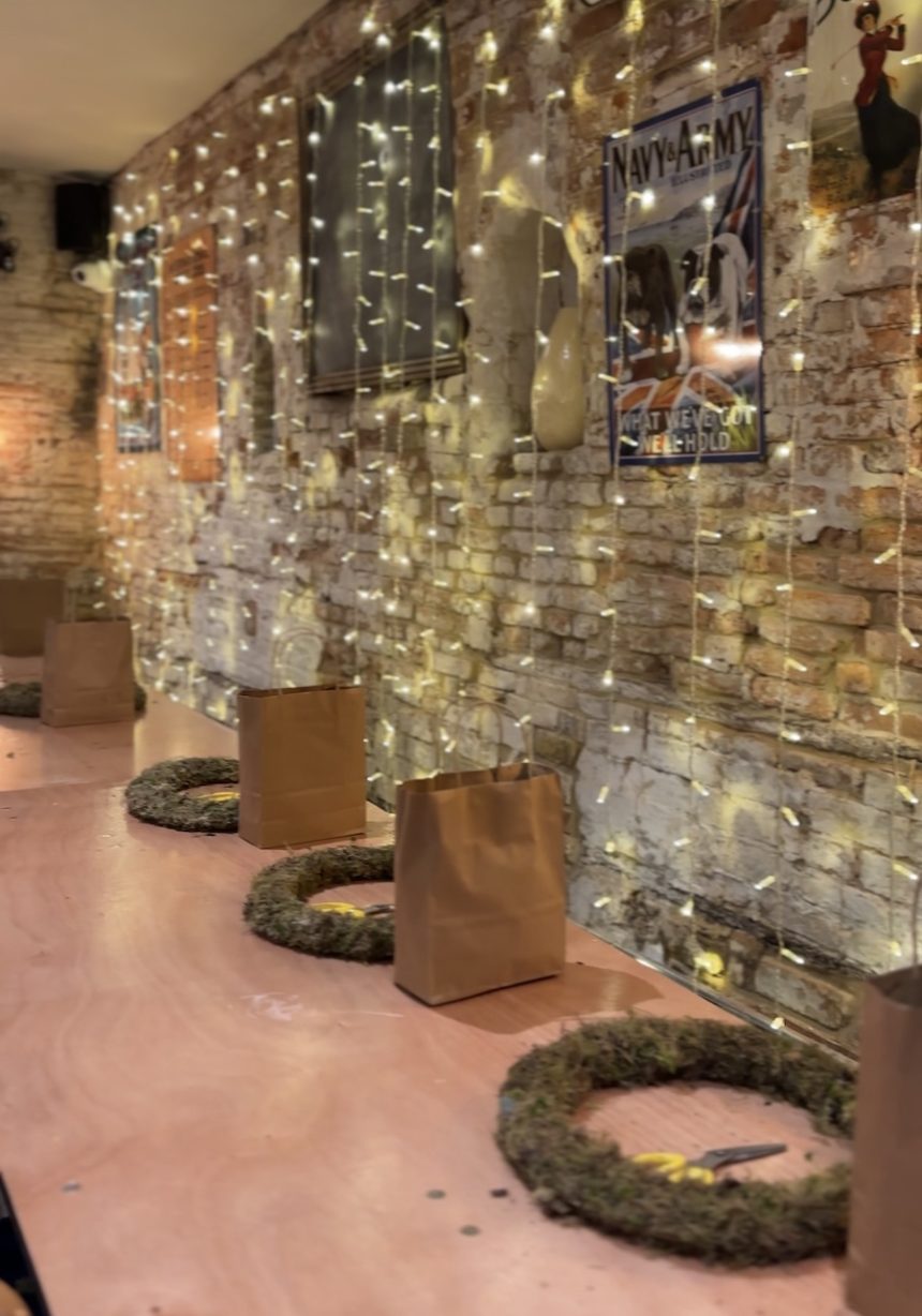 Flower workshops in hertfordshire, welwyn. Learn how to make a bouquet. How to make a christmas wreath.