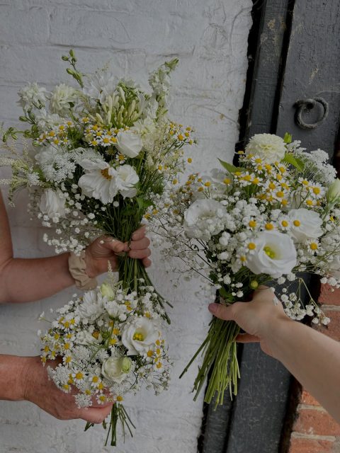 Wild and natural wedding flowers? That’s our forte.🌿🌼

#daisy #weddingflowers #wildwedding #natural #meadow