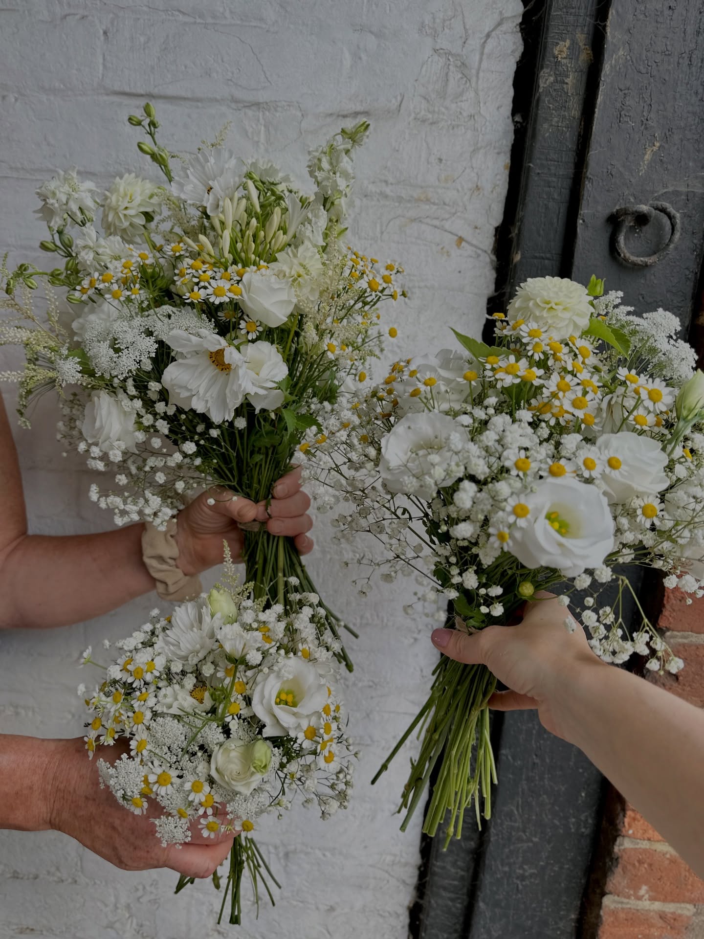 Wild and natural wedding flowers? That’s our forte.🌿🌼

#daisy #weddingflowers #wildwedding #natural #meadow