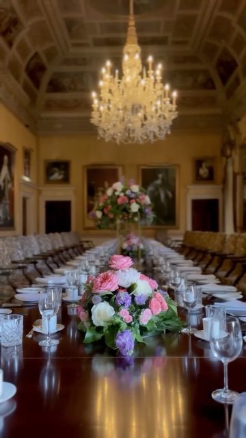 We were back at @brockethall decorating their beautiful house for a Christening🤍

#statelyhome #florist #florist #flowerarrangement #flowers